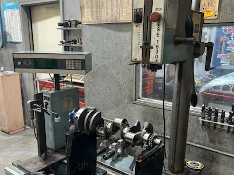 Rotating and balancing machine with a crankshaft set up in the shop